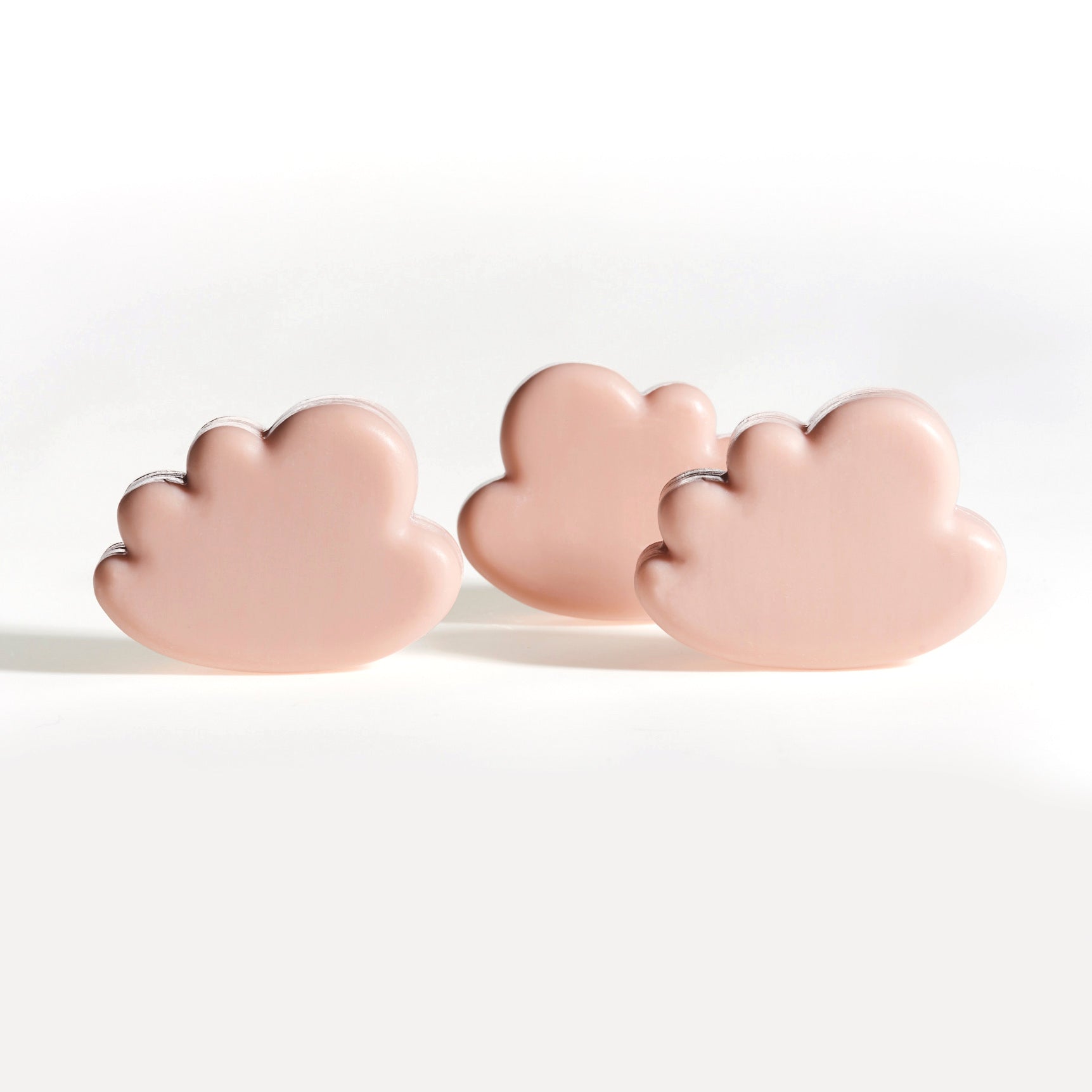 Ein Set aus drei kleinen rosa Wolkenseifen