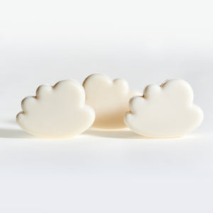 Ein Set aus drei kleinen weißen Seifen in Wolkenform