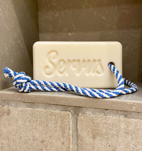 Seife mit Prägung Servus und blau-weißer Kordel im Badezimmer ist ein München Souvenir